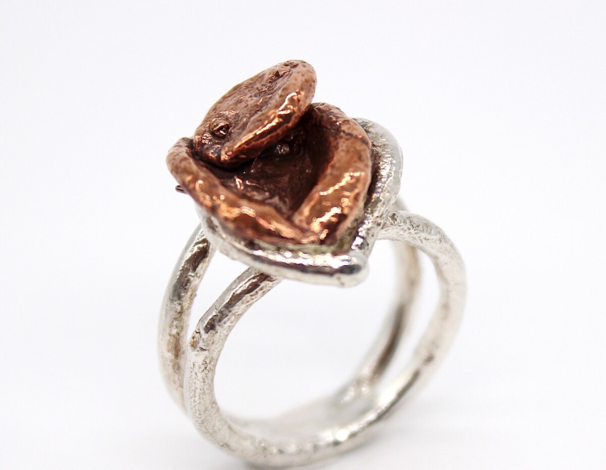 8881_in-piedi-laterale_anello-argento-petali-rame-scaled
