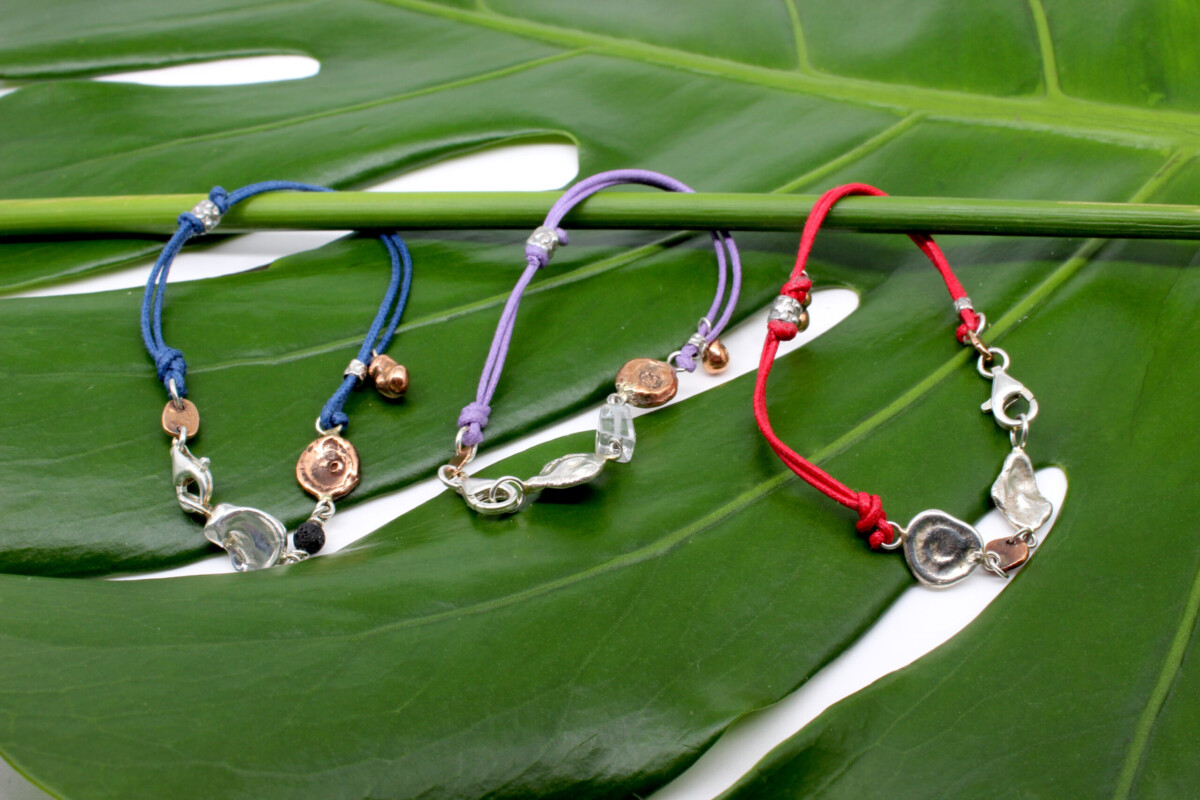 IMG_3971-bracciali-con-cordini-colorati_su-foglie-scaled