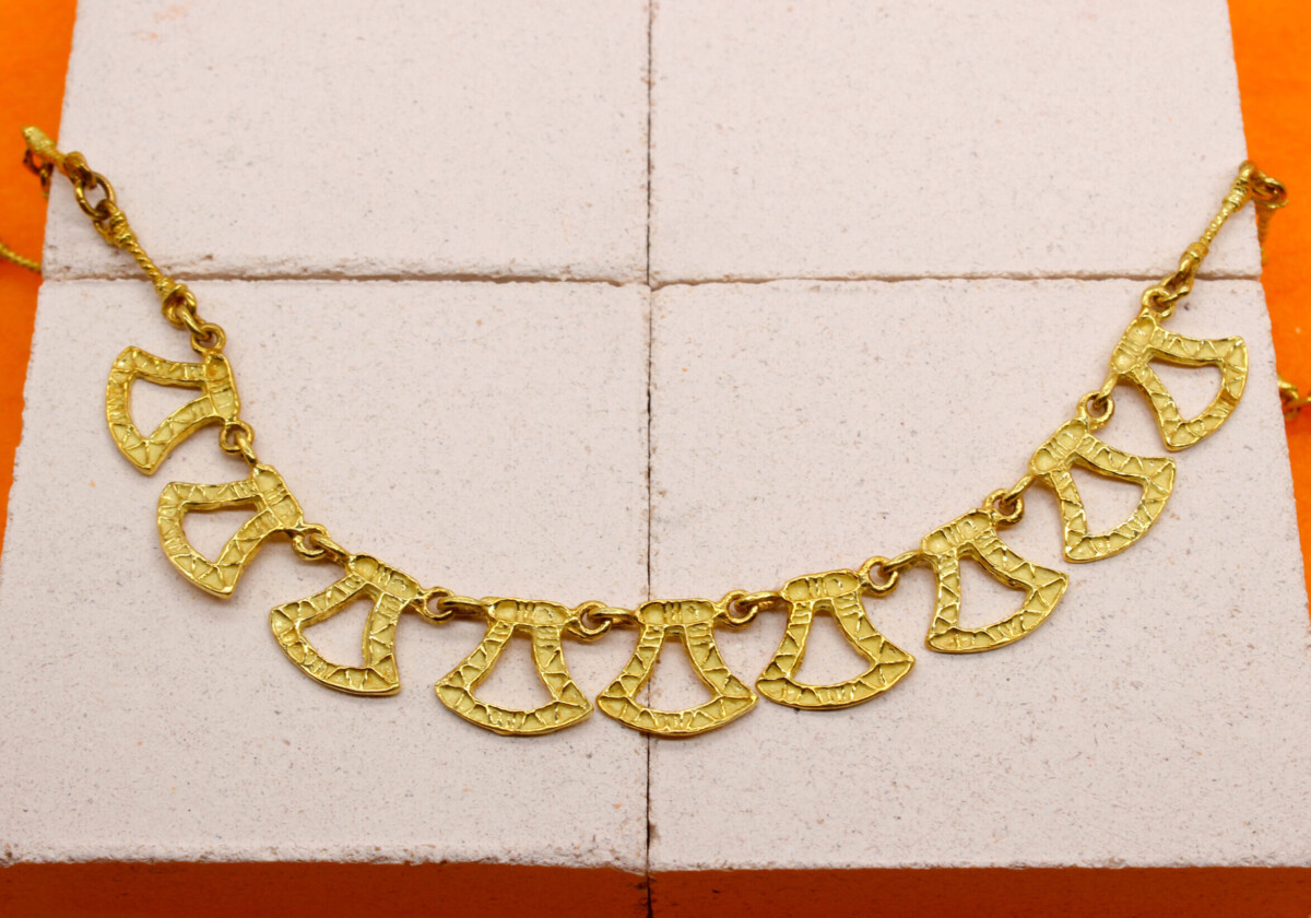 Collana in oro con pendenti motivi etruschi Collana in oro con pendenti motivi etruschi