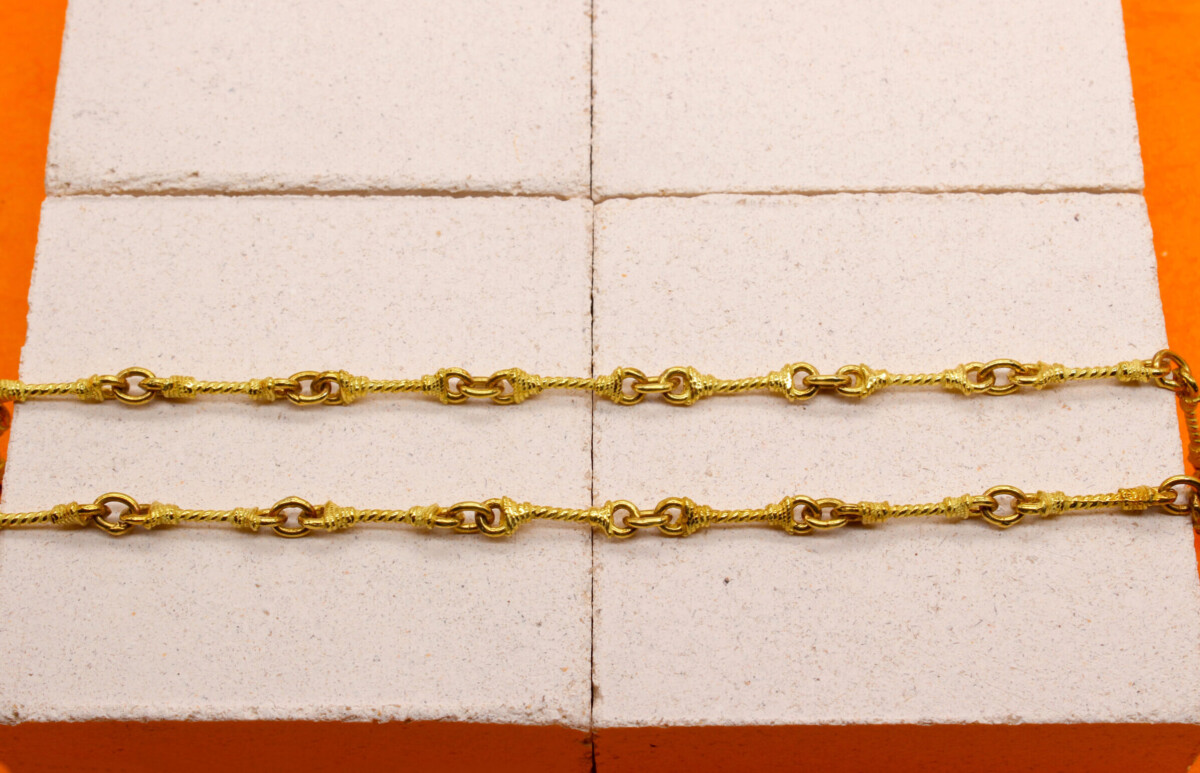 Collana in oro con pendenti motivi etruschi Collana in oro con pendenti motivi etruschi