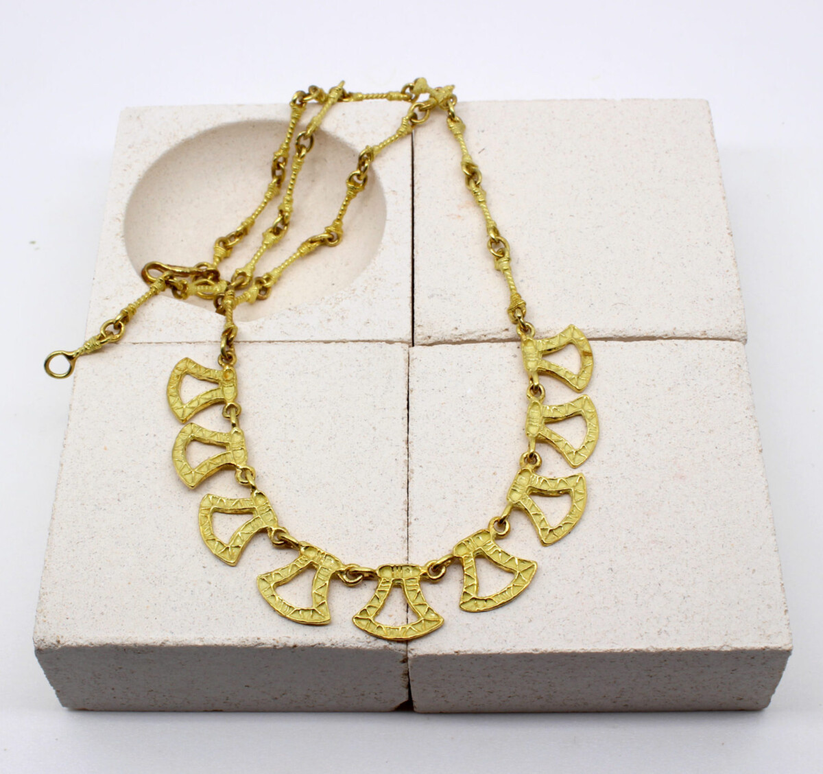 Collana in oro con pendenti motivi etruschi Collana in oro con pendenti motivi etruschi