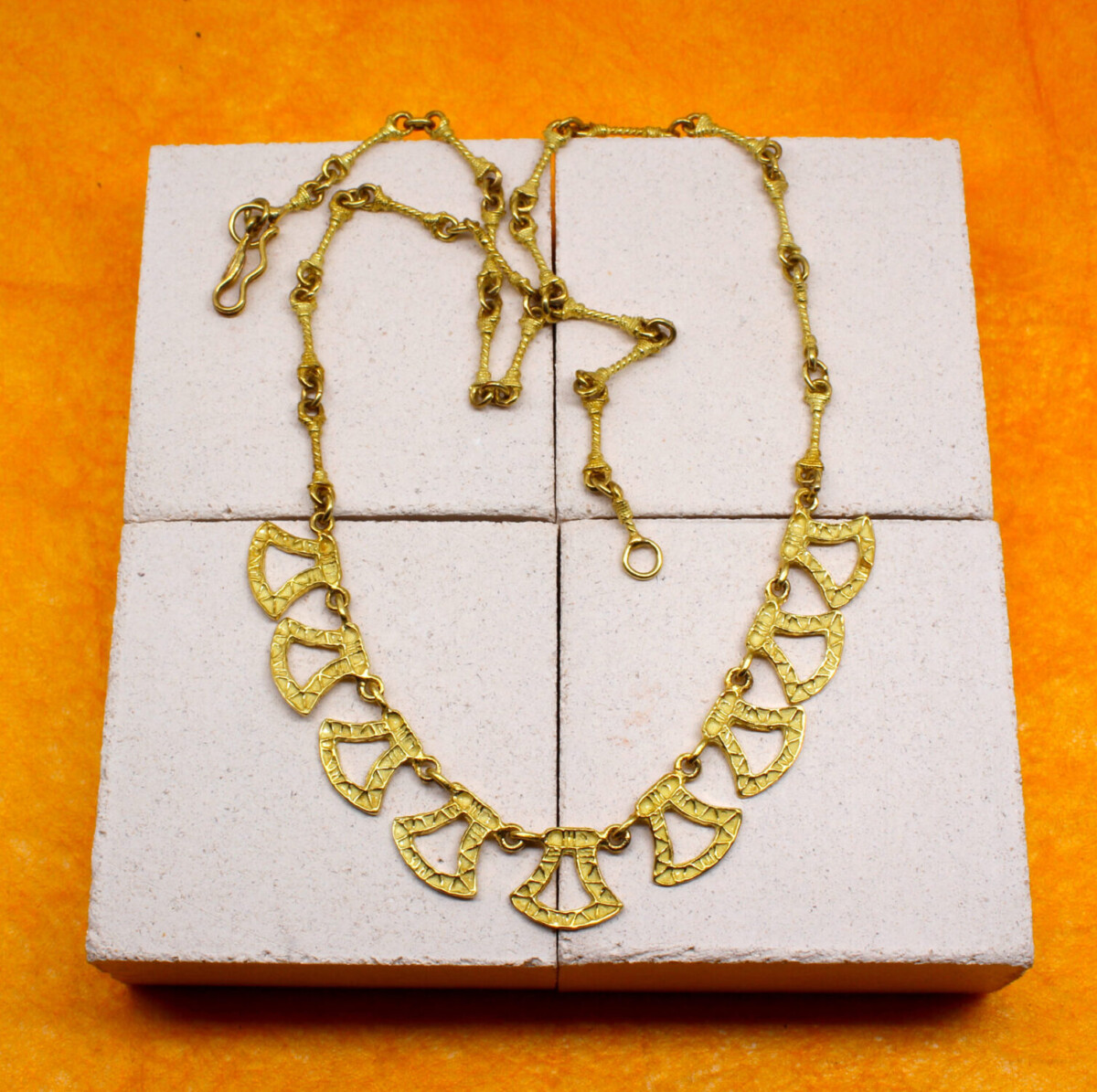Collana in oro con pendenti motivi etruschi Collana in oro con pendenti motivi etruschi