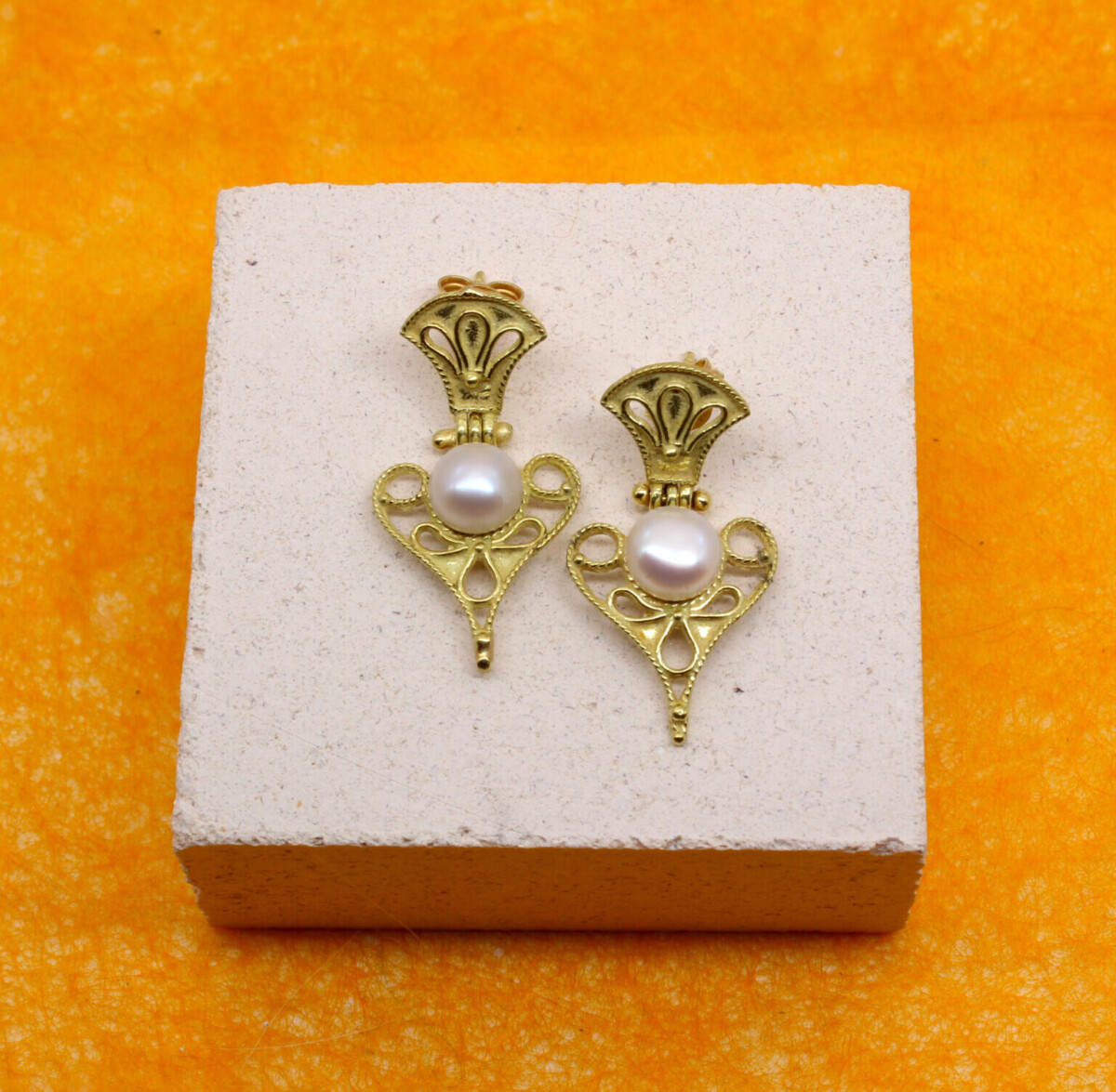 Orecchini in oro motivi etruschi con perla Orecchini in oro motivi etruschi con perla