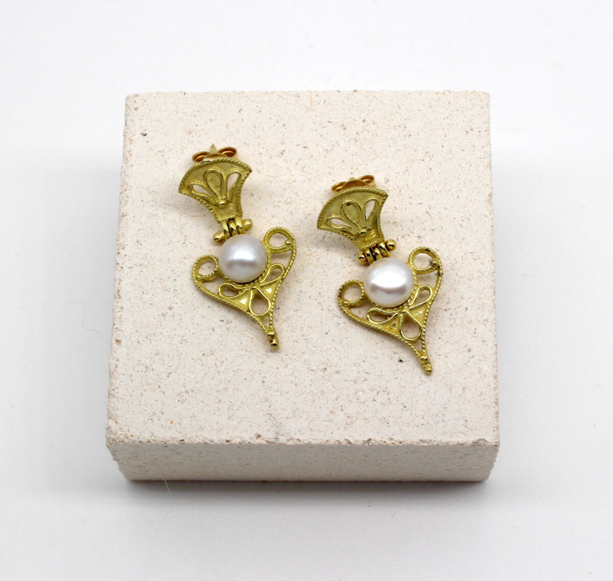 Orecchini in oro motivi etruschi con perla Orecchini in oro motivi etruschi con perla
