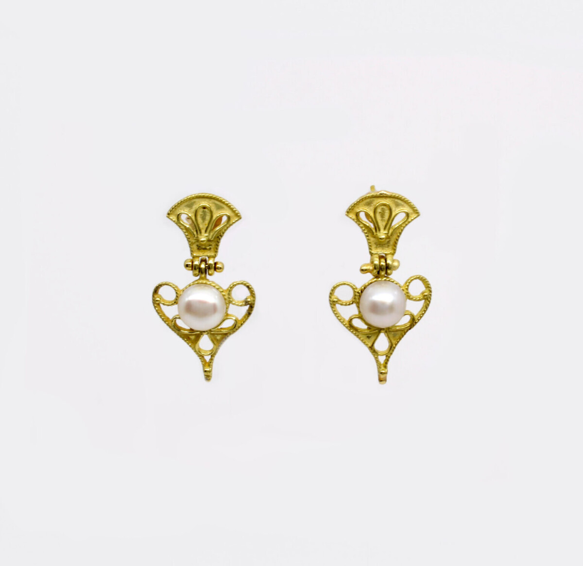 Orecchini in oro motivi etruschi con perla Orecchini in oro motivi etruschi con perla
