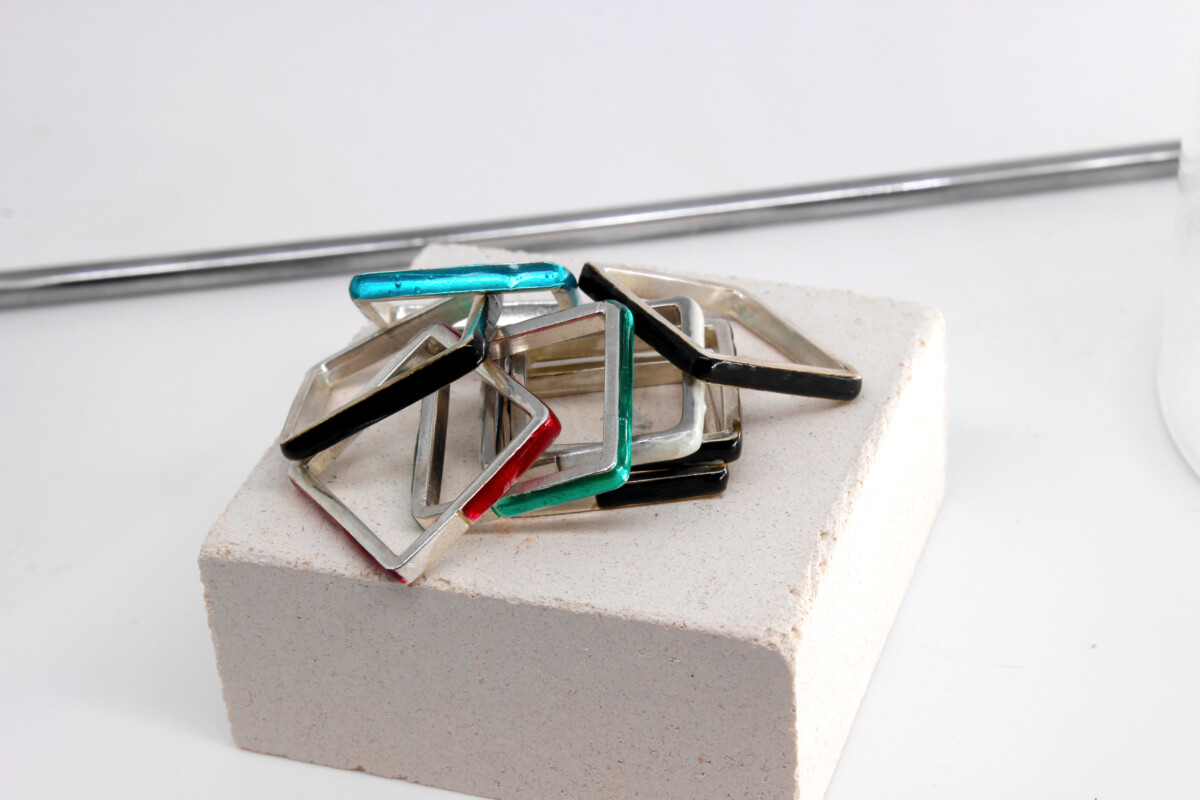 Anello carrè in argento smaltato Anello carrè in argento smaltato
