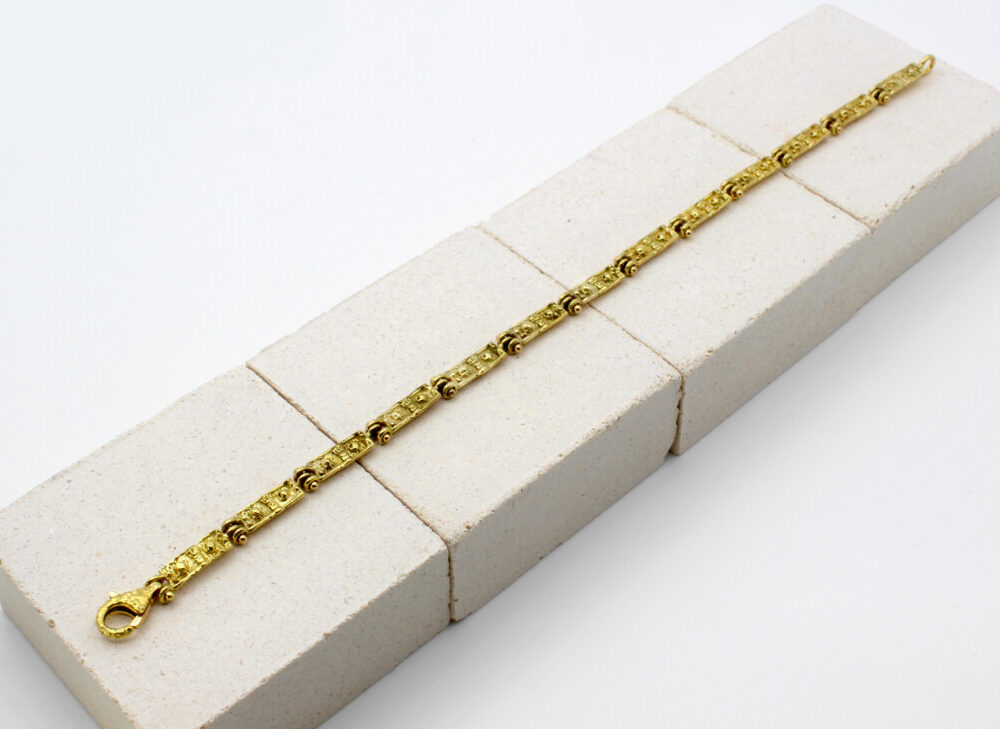 Bracciale in oro con tessere motivi Etruschi