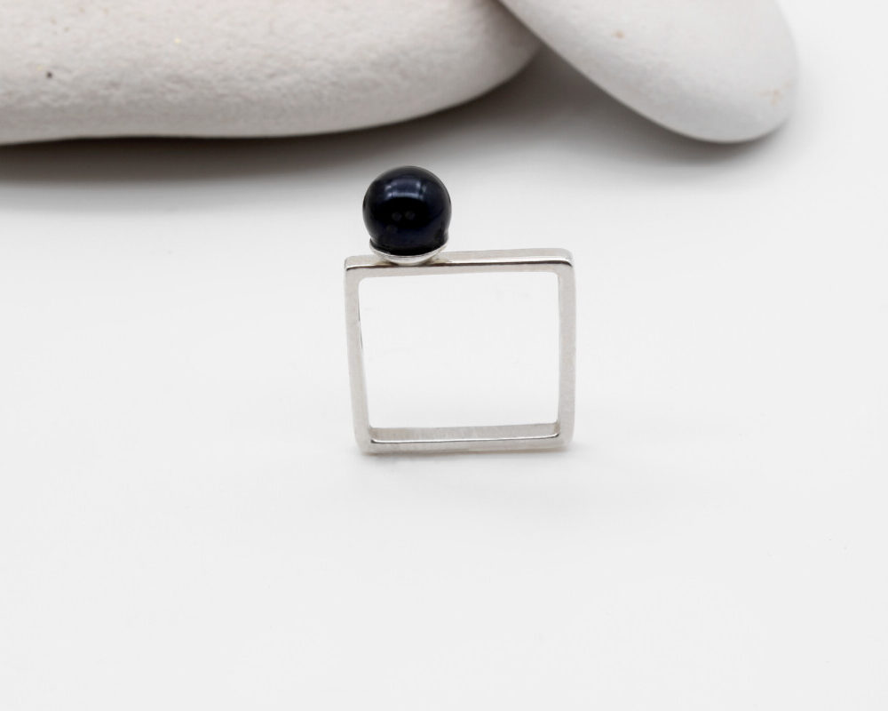 anello quadrato in argento con perla nera grande