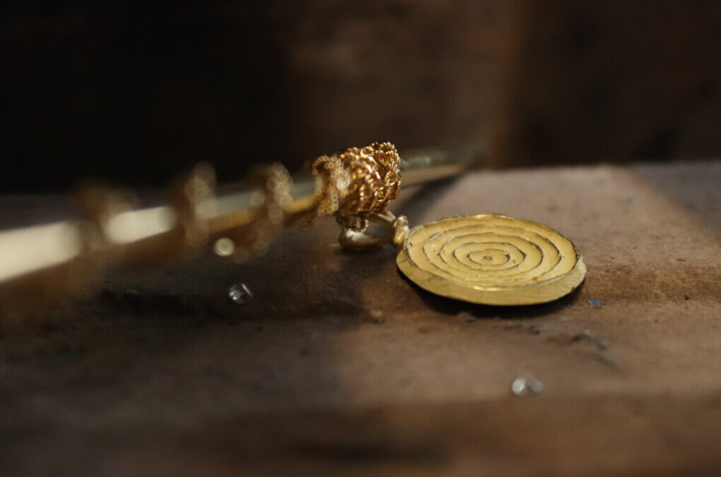 Ciondolo in oro con motivi etruschi