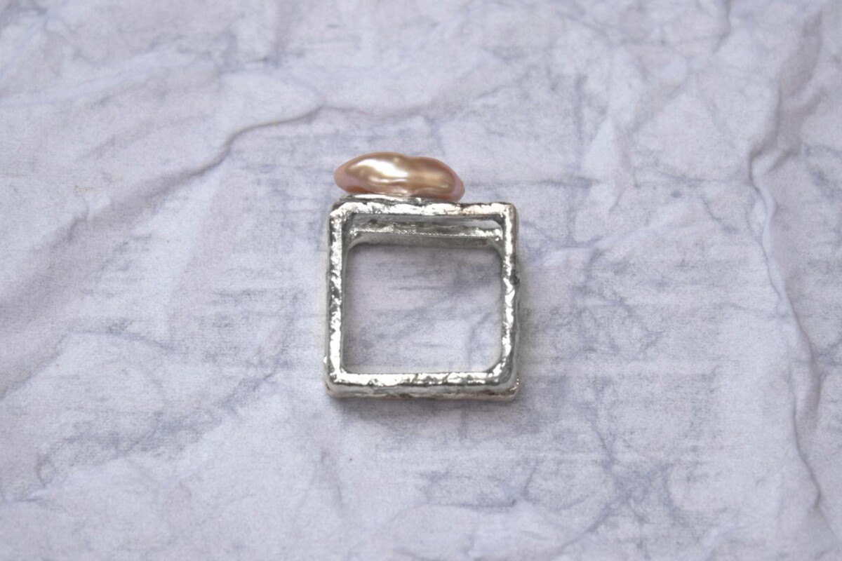 Anello quadrato con perla barocca Anello quadrato doppio in argento con perla barocca