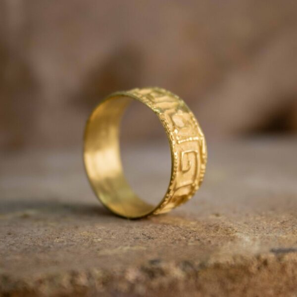 Fede Nuziale Larga A Motivi Etruschi In Oro 18kt Con Simbolo Geometrico
