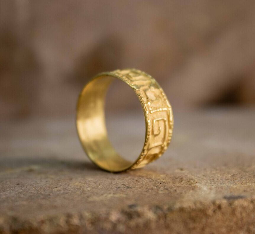 Fede Nuziale larga con Motivi etruschi Fede nuziale larga a motivi etruschi in oro 18kt con simbolo geometrico