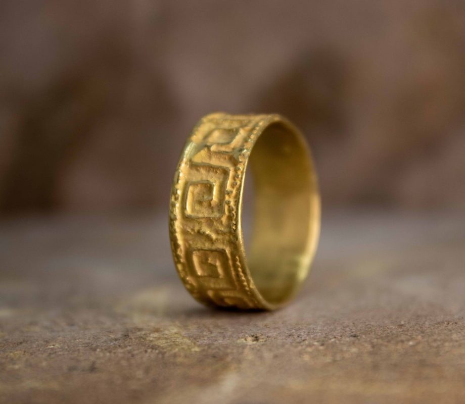 Fede nuziale larga con motivi etruschi Fede nuziale larga con motivi etruschi in oro 18kt con simbolo geometrico