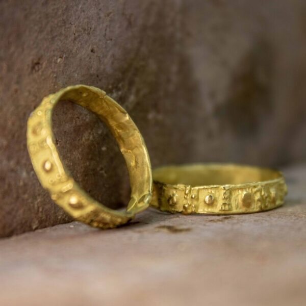 Fedi Nuziali Sottili Con Motivi Etruschi In Oro 18kt Con Punto In Rilievo