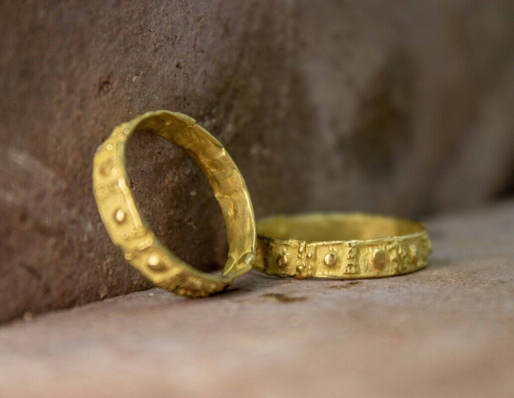 Fedi nuziali sottili con Motivi etruschi Fedi nuziali sottili con Motivi etruschi in oro 18kt con punto in rilievo