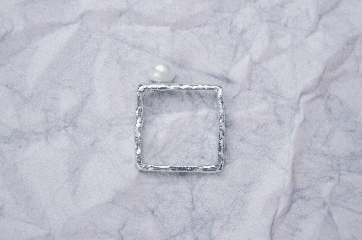 Anello quadrato in argento fuso con perla naturale Anello quadrato in argento effetto fuso con perla naturale