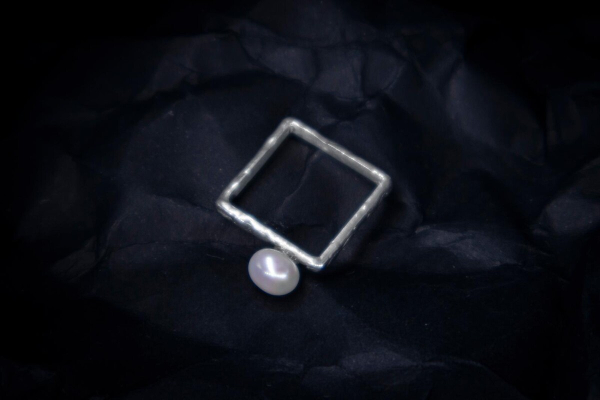 Anello quadrato in argento fuso con perla naturale Anello quadrato in argento effetto fuso con perla naturale