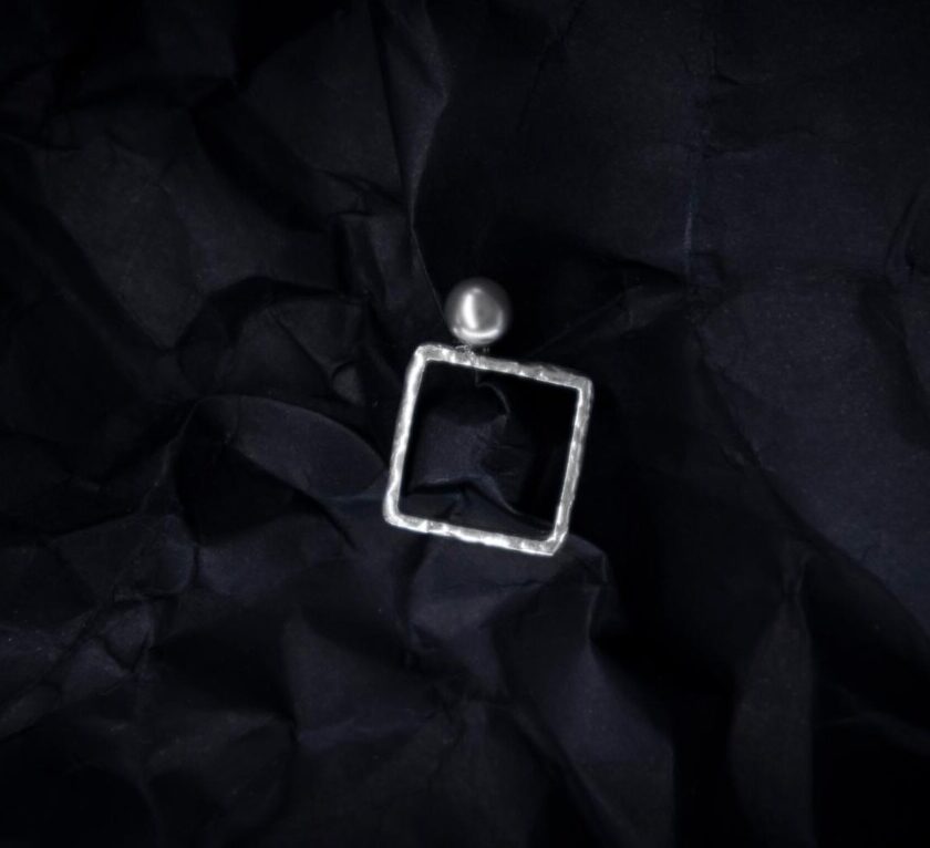 Anello quadrato in argento fuso con perla grigia Anello quadrato in argento fuso con perla grigia