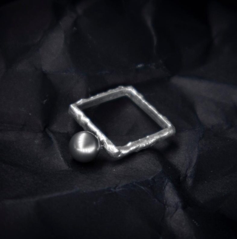 Anello quadrato in argento fuso con perla grigia Anello quadrato in argento fuso con perla grigia