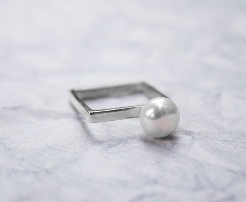 Anello quadrato in argento con perla Anello quadrato in argento finitura lucida con perla
