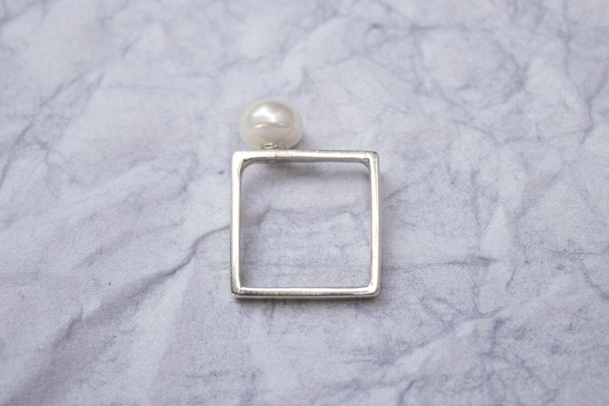 Anello quadrato in argento con perla Anello quadrato in argento finitura lucida con perla