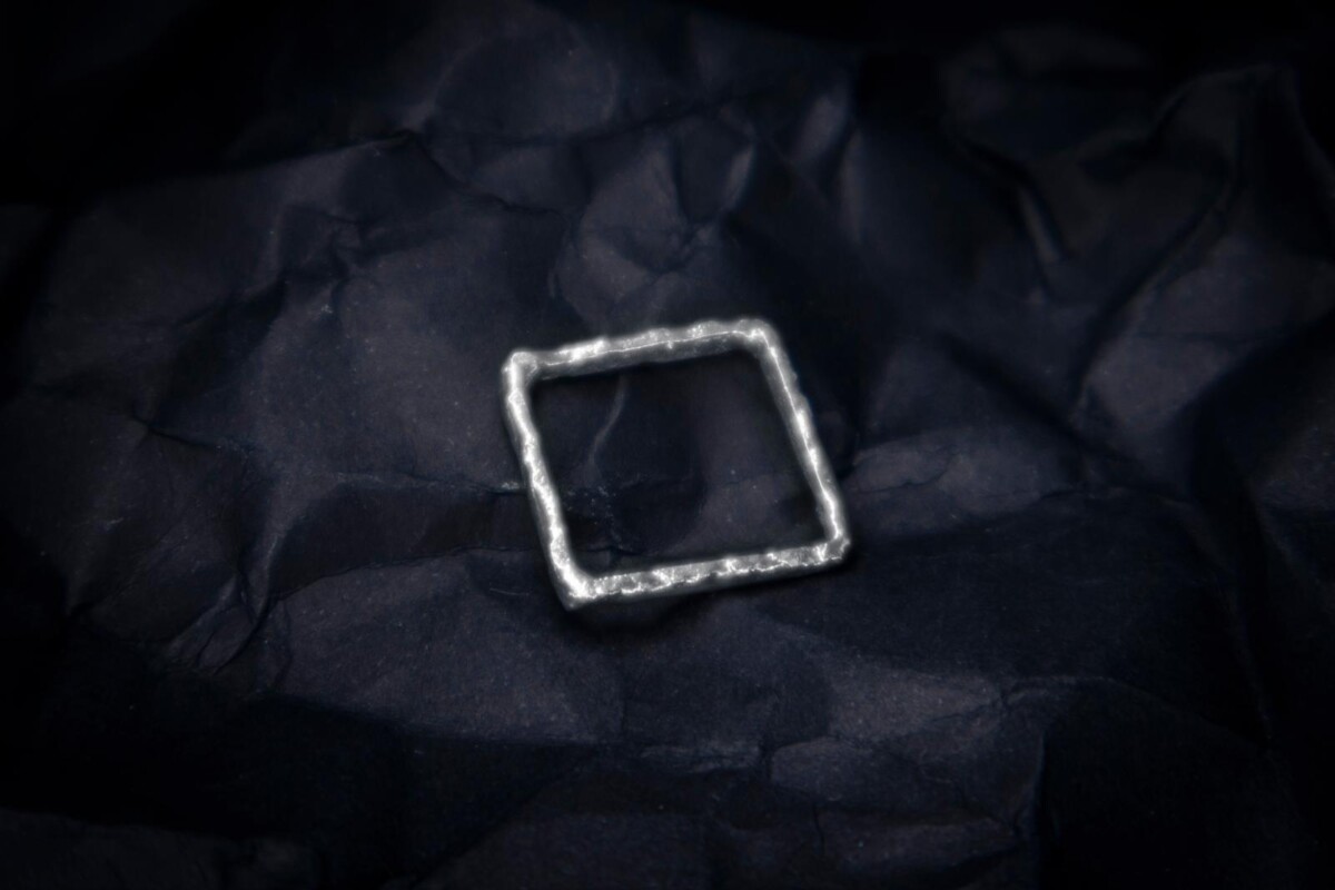 Anello quadrato in argento fuso Anello quadrato in argento fuso