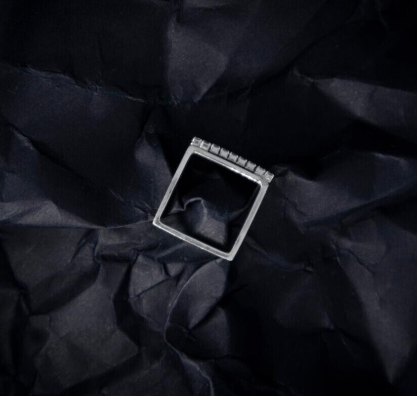 Anello quadrato in argento con zirconi Anello quadrato in argento con zirconi