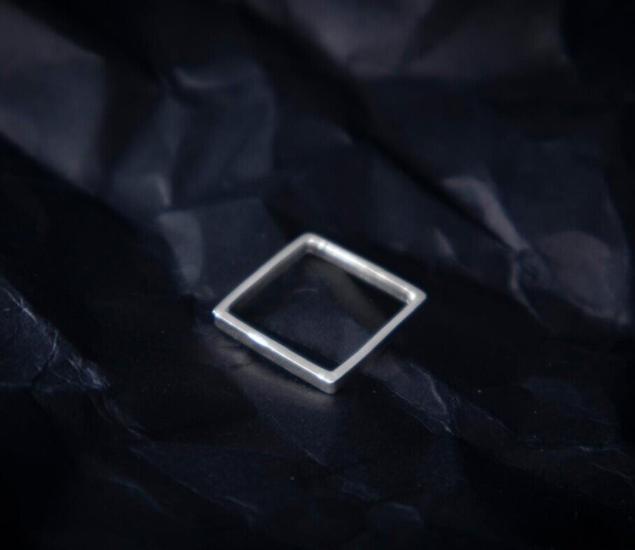 Anello quadrato in argento Anello quadrato in argento finitura lucida