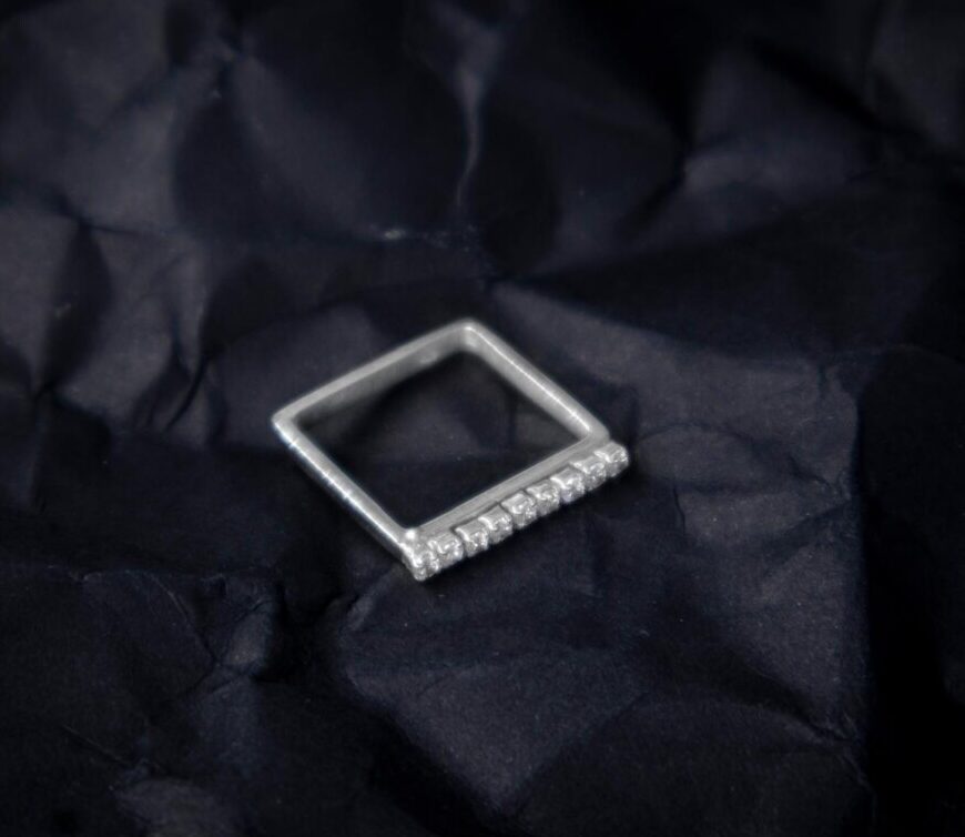 Anello quadrato in argento con zirconi Anello quadrato in argento con zirconi