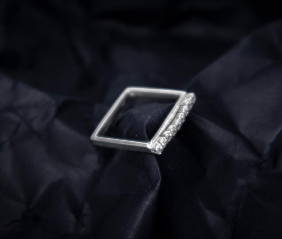 Anello quadrato in argento con zirconi Anello quadrato in argento con zirconi
